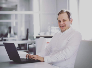 Göteborgilainen Jerry Mainio auttaa suomalaisia yrityksiä Ruotsin markkinoille